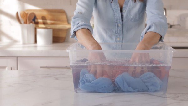 Cách khử mùi hôi quần áo ngày mưa