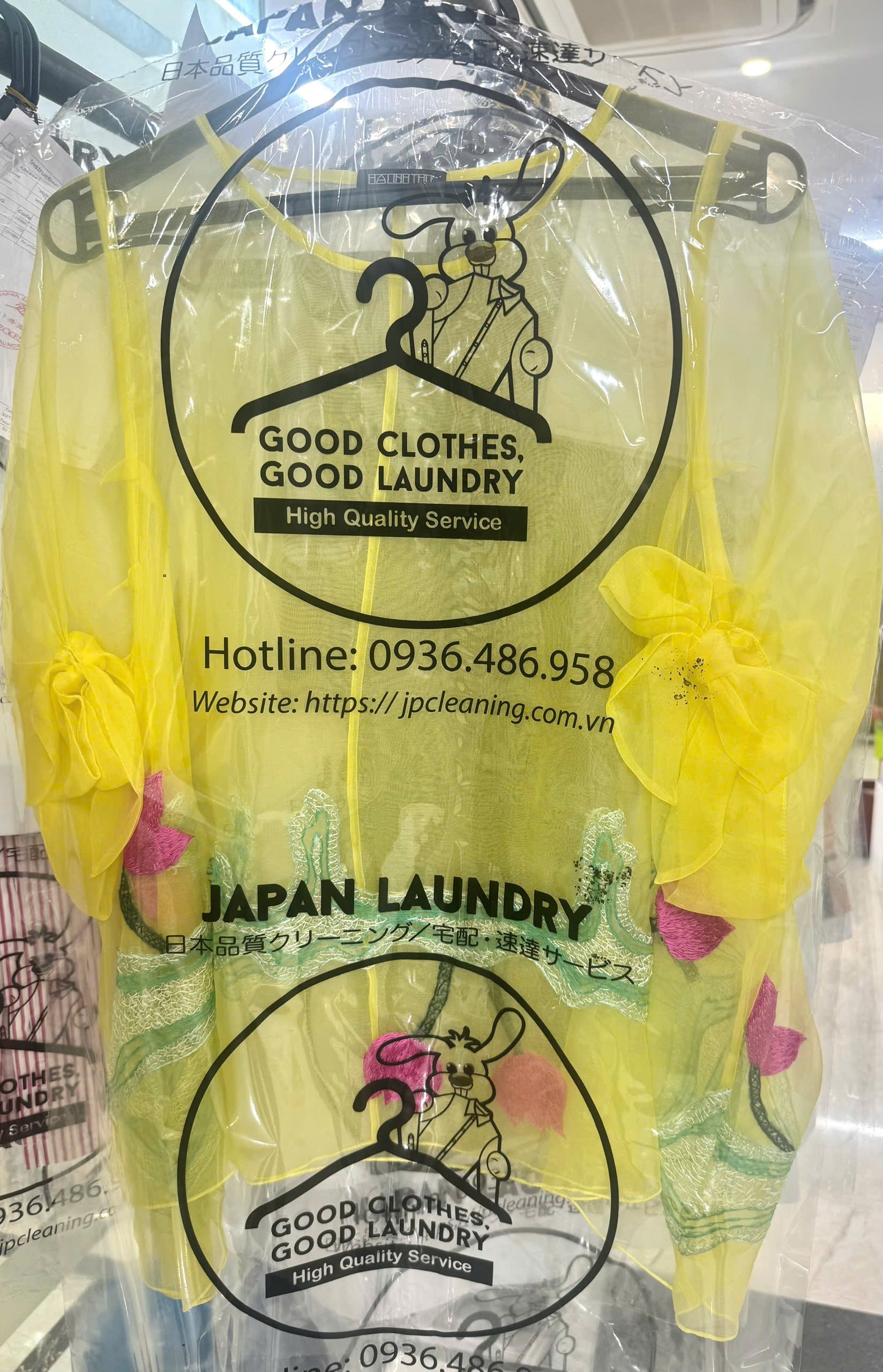 Để giặt áo voan tơ thêu, bạn nên giặt tay nhẹ nhàng bằng nước lạnh hoặc nước ấm (dưới 30°C) với xà phòng dịu nhẹ, tránh dùng chất tẩy mạnh, ngâm quá lâu, vắt mạnh, hoặc phơi trực tiếp dưới nắng gắt để bảo vệ sợi vải và họa tiết thêu. Để giặt áo voan tơ thêu, bạn nên giặt tay nhẹ nhàng bằng nước lạnh hoặc nước ấm (dưới 30°C) với xà phòng dịu nhẹ, tránh dùng chất tẩy mạnh, ngâm quá lâu, vắt mạnh, hoặc phơi trực tiếp dưới nắng gắt để bảo vệ sợi vải và họa tiết thêu.